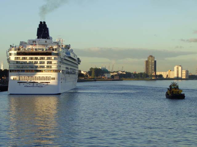 Cruiseschip ms Norwegian Star van Norwegian Cruise Lines aan de Cruise Terminal Rotterdam